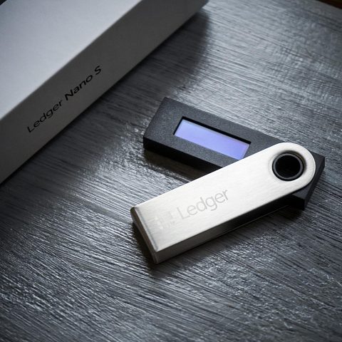 Аппаратный кошелек для криптовалют Ledger Nano S