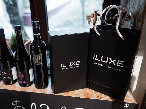 Подарочный винный набор 4 в 1 с электроштопором iLUXE