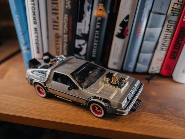 Модель DeLorean машина времени Back to the Future